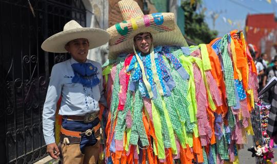 60 Años de Fe, Jolgorio y Tradición: El Señor de los Milagros Hace Vibrar al Barrio de San Francisco en La Magdalena Contreras
