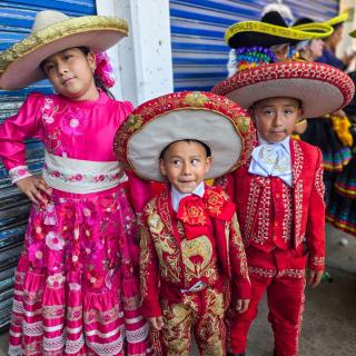 Soy Puro Mexicano en el Cierre de Carnaval 2026 del Club Social de Charros Los Colorados de Marco Antonio Alcántara e invitados, en la colonia El Pino, municipio de La Paz (Los Reyes Acaquilpan), Estado de México. Los rostros de los participantes viviendo la tradición... 👉 Más fotos del evento disponibles en la Comunidad Soy Puro Mexicano en: comunidad.soypuromexicano.mx #SoyPuroMexicano #LoQueteHaceSerMexicano #LosReyesAcaquilpan #TradicionesMexicanas #OrgulloMexicano #CharrosLosColorados #CarnavalesdeMéxico #ComparsasdeCharros