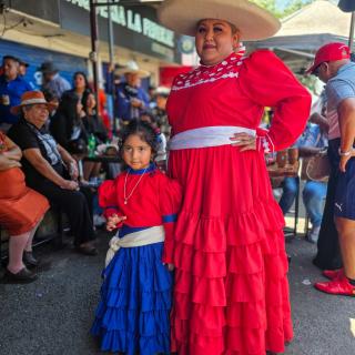 Soy Puro Mexicano en el Cierre de Carnaval 2026 del Club Social de Charros Los Colorados de Marco Antonio Alcántara e invitados, en la colonia El Pino, municipio de La Paz (Los Reyes Acaquilpan), Estado de México. Los rostros de los participantes viviendo la tradición... 👉 Más fotos del evento disponibles en la Comunidad Soy Puro Mexicano en: comunidad.soypuromexicano.mx #SoyPuroMexicano #LoQueteHaceSerMexicano #LosReyesAcaquilpan #TradicionesMexicanas #OrgulloMexicano #CharrosLosColorados #CarnavalesdeMéxico #ComparsasdeCharros