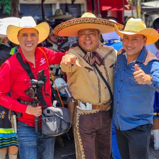 Soy Puro Mexicano en el Cierre de Carnaval 2026 del Club Social de Charros Los Colorados de Marco Antonio Alcántara e invitados, en la colonia El Pino, municipio de La Paz (Los Reyes Acaquilpan), Estado de México. El Equipo de Soy Puro Mexicano con Don Fede viviendo la tradición... 👉 Más fotos del evento disponibles en la Comunidad Soy Puro Mexicano en: comunidad.soypuromexicano.mx #SoyPuroMexicano #LoQueteHaceSerMexicano #LosReyesAcaquilpan #TradicionesMexicanas #OrgulloMexicano #CharrosLosColorados #CarnavalesdeMéxico #ComparsasdeCharros