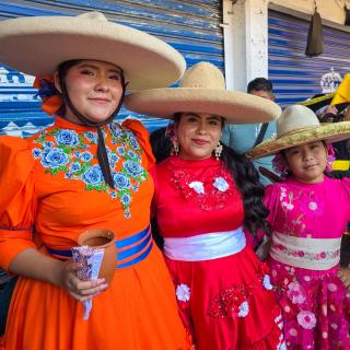 Soy Puro Mexicano en el Cierre de Carnaval 2026 del Club Social de Charros Los Colorados de Marco Antonio Alcántara e invitados, en la colonia El Pino, municipio de La Paz (Los Reyes Acaquilpan), Estado de México. Los rostros de los participantes viviendo la tradición... 👉 Más fotos del evento disponibles en la Comunidad Soy Puro Mexicano en: comunidad.soypuromexicano.mx #SoyPuroMexicano #LoQueteHaceSerMexicano #LosReyesAcaquilpan #TradicionesMexicanas #OrgulloMexicano #CharrosLosColorados #CarnavalesdeMéxico #ComparsasdeCharros