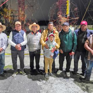 Chinelos, Banda y Pirotecnia en las Fiestas Patronales San Miguel Ajusco 2026 La alegría y el ritmo se hicieron presentes con la Comparsa de Chinelos San Miguel Ajusco, acompañados por la energía vibrante de la banda de viento, que llenó de sones las calles del pueblo. Como un toque especial, los talentosos creadores del castillo pirotécnico, cuya obra iluminó la noche del 29 de septiembre con destellos y colores que adornaron la celebración en honor a San Miguel Arcángel. La Revista Soy Puro Mexicano estuvo presente para capturar cada instante de esta fiesta patronal en el pueblo originario de San Miguel Ajusco, Tlalpan, Ciudad de México, dejando memoria visual de una tradición que combina música, danza y luz en un mismo festejo comunitario. 🌐 Únete y comparte tu pasión por México y lo Mexicano en nuestra comunidad Soy Puro Mexicano, regístrate y accede gratuitamente en: comunidad.soypuromexicano.mx #SoyPuroMexicano #LoQueteHaceSerMexicano ##Chinelos #SanMiguelAjusco #TradicionesMexicanas #OrgulloMexicano #Tlalpan #FeriasdeMéxico #FiestasPatronalesCDMX #PueblosOriginariosCDMX