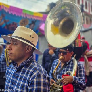 Chinelos, Banda y Pirotecnia en las Fiestas Patronales San Miguel Ajusco 2026 La alegría y el ritmo se hicieron presentes con la Comparsa de Chinelos San Miguel Ajusco, acompañados por la energía vibrante de la banda de viento, que llenó de sones las calles del pueblo. Como un toque especial, los talentosos creadores del castillo pirotécnico, cuya obra iluminó la noche del 29 de septiembre con destellos y colores que adornaron la celebración en honor a San Miguel Arcángel. La Revista Soy Puro Mexicano estuvo presente para capturar cada instante de esta fiesta patronal en el pueblo originario de San Miguel Ajusco, Tlalpan, Ciudad de México, dejando memoria visual de una tradición que combina música, danza y luz en un mismo festejo comunitario. 🌐 Únete y comparte tu pasión por México y lo Mexicano en nuestra comunidad Soy Puro Mexicano, regístrate y accede gratuitamente en: comunidad.soypuromexicano.mx #SoyPuroMexicano #LoQueteHaceSerMexicano ##Chinelos #SanMiguelAjusco #TradicionesMexicanas #OrgulloMexicano #Tlalpan #FeriasdeMéxico #FiestasPatronalesCDMX #PueblosOriginariosCDMX