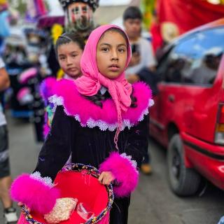 Chinelos, Banda y Pirotecnia en las Fiestas Patronales San Miguel Ajusco 2026 La alegría y el ritmo se hicieron presentes con la Comparsa de Chinelos San Miguel Ajusco, acompañados por la energía vibrante de la banda de viento, que llenó de sones las calles del pueblo. Como un toque especial, los talentosos creadores del castillo pirotécnico, cuya obra iluminó la noche del 29 de septiembre con destellos y colores que adornaron la celebración en honor a San Miguel Arcángel. La Revista Soy Puro Mexicano estuvo presente para capturar cada instante de esta fiesta patronal en el pueblo originario de San Miguel Ajusco, Tlalpan, Ciudad de México, dejando memoria visual de una tradición que combina música, danza y luz en un mismo festejo comunitario. 🌐 Únete y comparte tu pasión por México y lo Mexicano en nuestra comunidad Soy Puro Mexicano, regístrate y accede gratuitamente en: comunidad.soypuromexicano.mx #SoyPuroMexicano #LoQueteHaceSerMexicano ##Chinelos #SanMiguelAjusco #TradicionesMexicanas #OrgulloMexicano #Tlalpan #FeriasdeMéxico #FiestasPatronalesCDMX #PueblosOriginariosCDMX