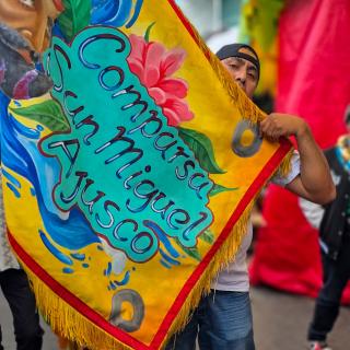 Chinelos, Banda y Pirotecnia en las Fiestas Patronales San Miguel Ajusco 2026 La alegría y el ritmo se hicieron presentes con la Comparsa de Chinelos San Miguel Ajusco, acompañados por la energía vibrante de la banda de viento, que llenó de sones las calles del pueblo. Como un toque especial, los talentosos creadores del castillo pirotécnico, cuya obra iluminó la noche del 29 de septiembre con destellos y colores que adornaron la celebración en honor a San Miguel Arcángel. La Revista Soy Puro Mexicano estuvo presente para capturar cada instante de esta fiesta patronal en el pueblo originario de San Miguel Ajusco, Tlalpan, Ciudad de México, dejando memoria visual de una tradición que combina música, danza y luz en un mismo festejo comunitario. 🌐 Únete y comparte tu pasión por México y lo Mexicano en nuestra comunidad Soy Puro Mexicano, regístrate y accede gratuitamente en: comunidad.soypuromexicano.mx #SoyPuroMexicano #LoQueteHaceSerMexicano ##Chinelos #SanMiguelAjusco #TradicionesMexicanas #OrgulloMexicano #Tlalpan #FeriasdeMéxico #FiestasPatronalesCDMX #PueblosOriginariosCDMX