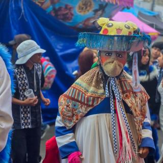Chinelos, Banda y Pirotecnia en las Fiestas Patronales San Miguel Ajusco 2026 La alegría y el ritmo se hicieron presentes con la Comparsa de Chinelos San Miguel Ajusco, acompañados por la energía vibrante de la banda de viento, que llenó de sones las calles del pueblo. Como un toque especial, los talentosos creadores del castillo pirotécnico, cuya obra iluminó la noche del 29 de septiembre con destellos y colores que adornaron la celebración en honor a San Miguel Arcángel. La Revista Soy Puro Mexicano estuvo presente para capturar cada instante de esta fiesta patronal en el pueblo originario de San Miguel Ajusco, Tlalpan, Ciudad de México, dejando memoria visual de una tradición que combina música, danza y luz en un mismo festejo comunitario. 🌐 Únete y comparte tu pasión por México y lo Mexicano en nuestra comunidad Soy Puro Mexicano, regístrate y accede gratuitamente en: comunidad.soypuromexicano.mx #SoyPuroMexicano #LoQueteHaceSerMexicano ##Chinelos #SanMiguelAjusco #TradicionesMexicanas #OrgulloMexicano #Tlalpan #FeriasdeMéxico #FiestasPatronalesCDMX #PueblosOriginariosCDMX