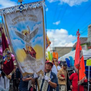 Chinelos, Banda y Pirotecnia en las Fiestas Patronales San Miguel Ajusco 2026 La alegría y el ritmo se hicieron presentes con la Comparsa de Chinelos San Miguel Ajusco, acompañados por la energía vibrante de la banda de viento, que llenó de sones las calles del pueblo. Como un toque especial, los talentosos creadores del castillo pirotécnico, cuya obra iluminó la noche del 29 de septiembre con destellos y colores que adornaron la celebración en honor a San Miguel Arcángel. La Revista Soy Puro Mexicano estuvo presente para capturar cada instante de esta fiesta patronal en el pueblo originario de San Miguel Ajusco, Tlalpan, Ciudad de México, dejando memoria visual de una tradición que combina música, danza y luz en un mismo festejo comunitario. 🌐 Únete y comparte tu pasión por México y lo Mexicano en nuestra comunidad Soy Puro Mexicano, regístrate y accede gratuitamente en: comunidad.soypuromexicano.mx #SoyPuroMexicano #LoQueteHaceSerMexicano ##Chinelos #SanMiguelAjusco #TradicionesMexicanas #OrgulloMexicano #Tlalpan #FeriasdeMéxico #FiestasPatronalesCDMX #PueblosOriginariosCDMX