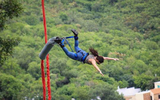 En Nuevo León salta desde el bungee más alto de México