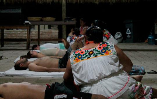 Ritual medicinal en el nicho de la purificación del Parque Takilhsukut