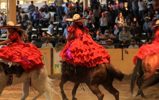 Entre caballos y listones, conoce las diferencias del vestido de escaramuza y el traje de listones de Jalisco
