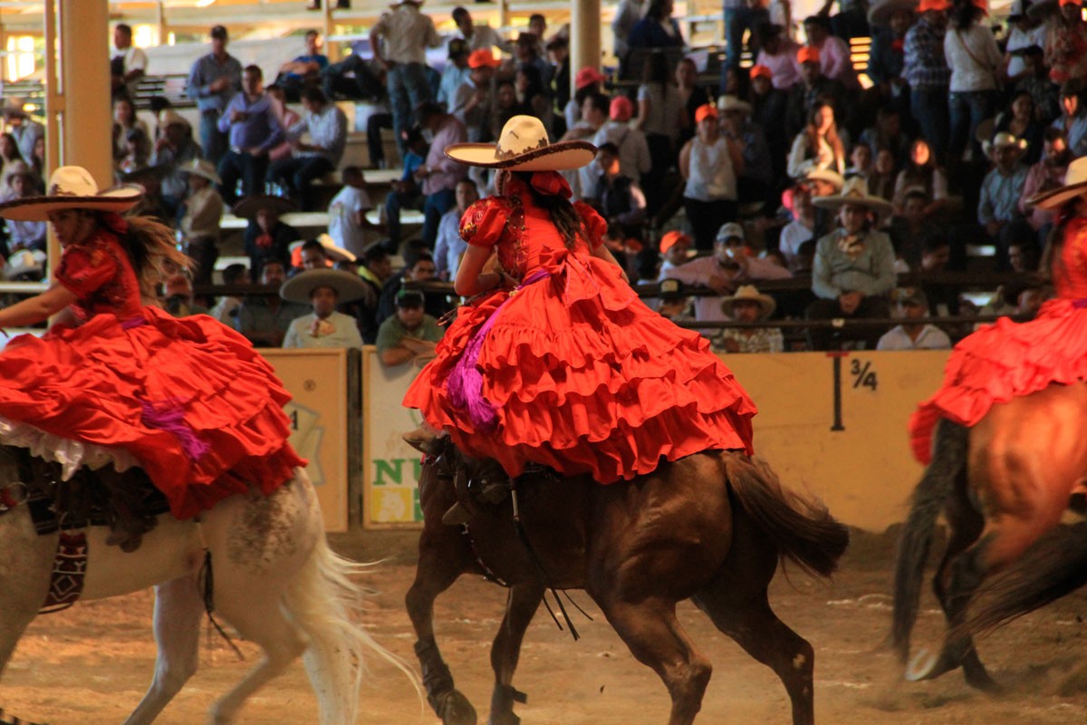 Entre caballos y listones, conoce las diferencias del vestido de escaramuza y el traje de listones de Jalisco