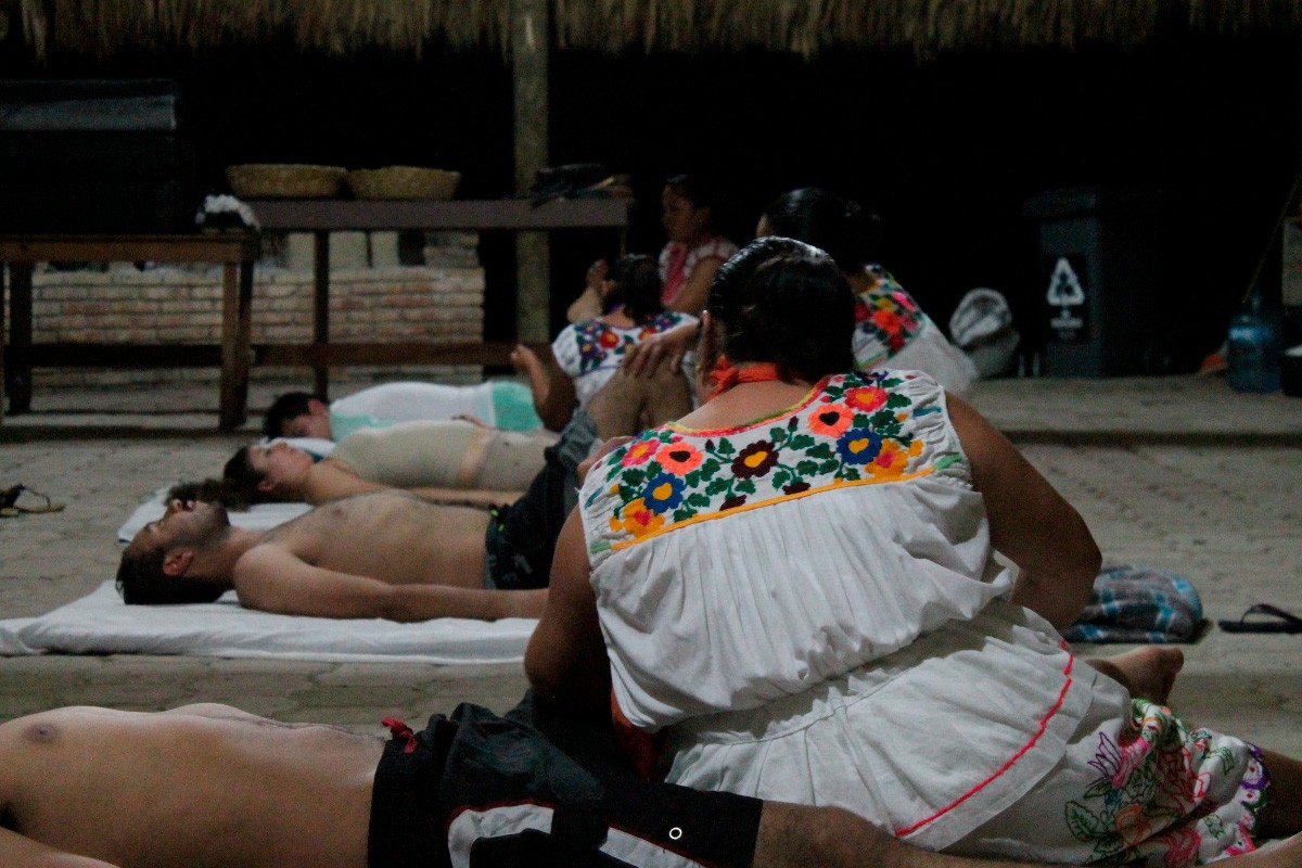Ritual medicinal en el nicho de la purificación del Parque Takilhsukut